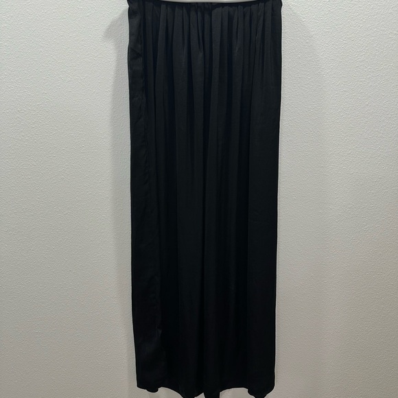 BCBGMaxAzria Dresses & Skirts - Elegant Black Pleated Skirt elastic waist size small